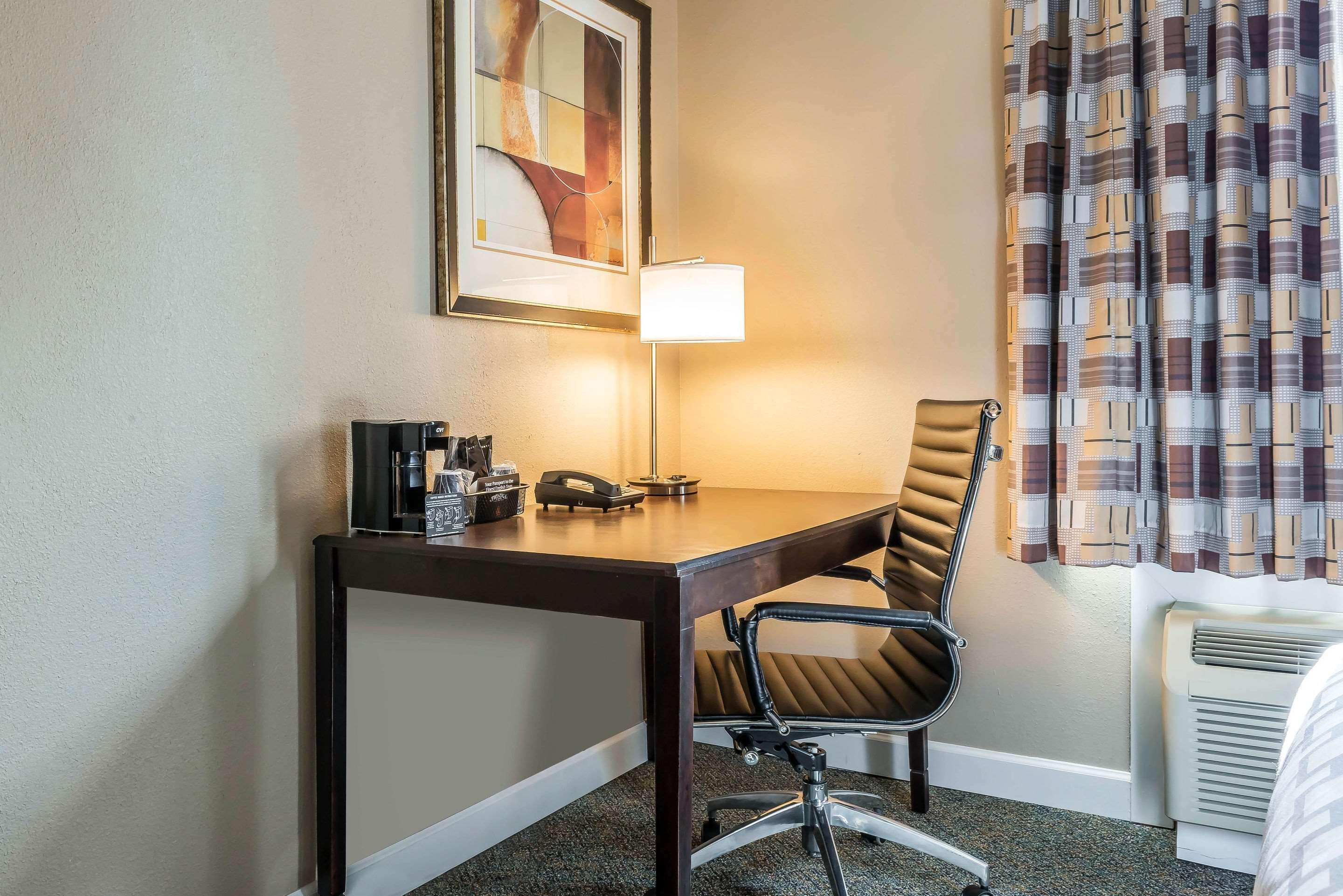 Clarion Inn Belle Vernon Εξωτερικό φωτογραφία